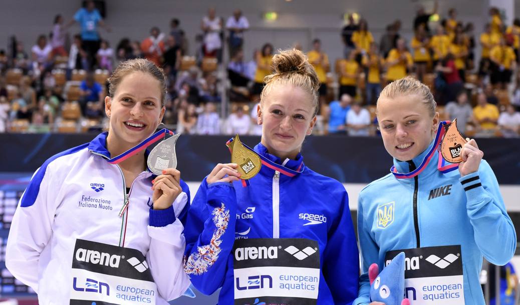 Un podio sorridente: Noemi Batki, Sarah Barrow e Iuliia Prokopchuk con le medaglie al collo vinte nella piattaforma 10 metri. AFP